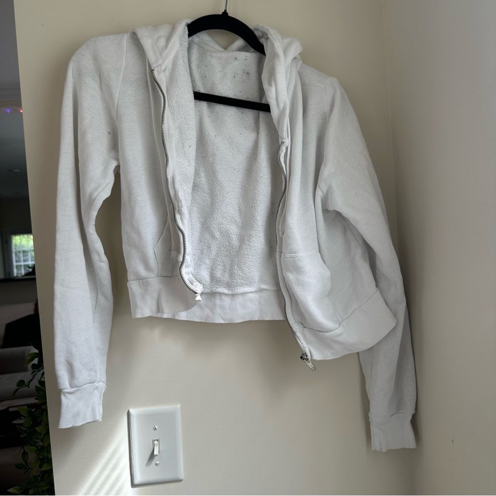 Brandy Melville white cropped zip up hoodie🐚(🍓?)